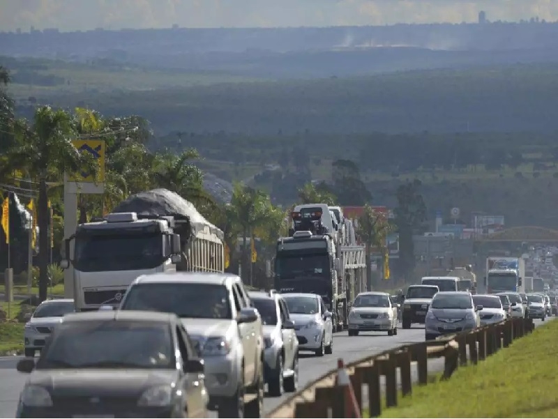 Vai pegar a estrada no Carnaval? Veja horários de mais movimento