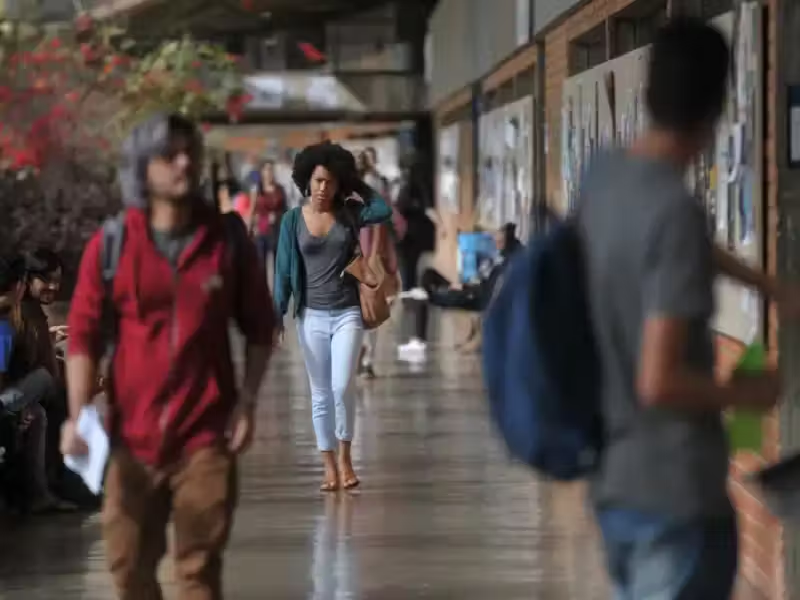Cresce número de brasileiros formados na faculdade e de universitários pretos também
