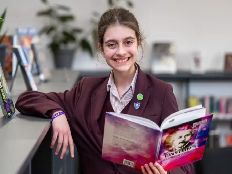 Garota de 13 anos, com QI maior do que Einstein, entra para clube dos gênios